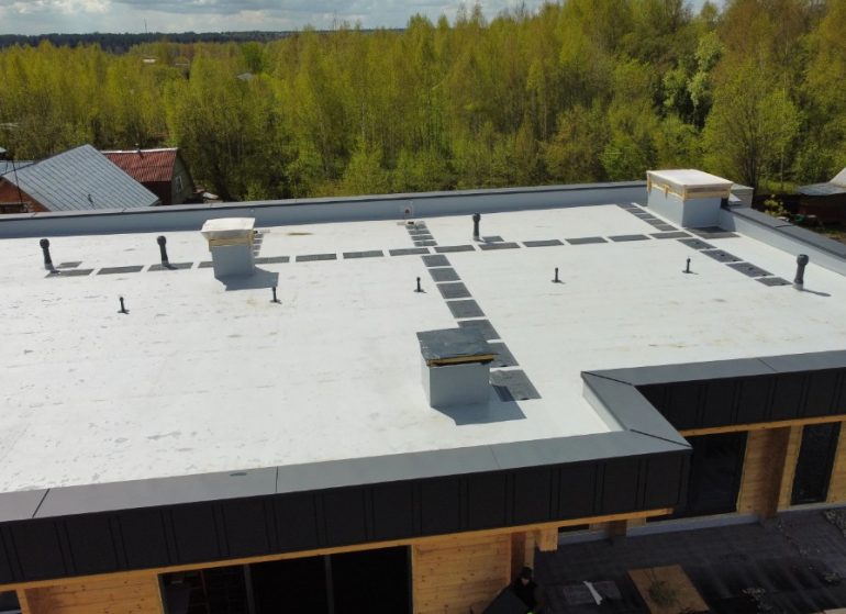 Пять популярных решений для плоской крыши от бюджета до премиума