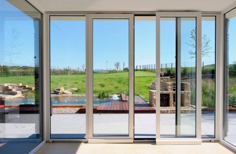 Балкон, терраса, панорама: какие раздвижные окна и двери лучше работают в реальных климатических условиях